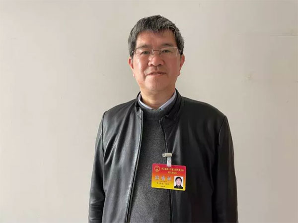 吳（wú）偉進代表：住宅外牆請專業機構做定期維保（bǎo）